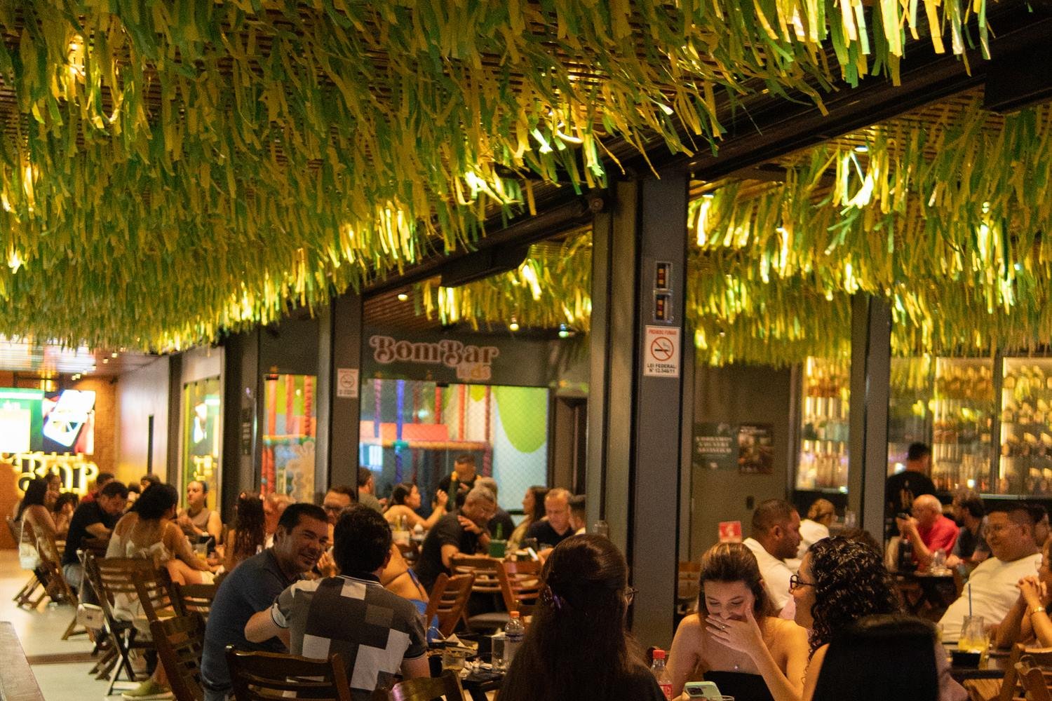 Mesas ocupadas no salão do BomBar em uma noite de semana