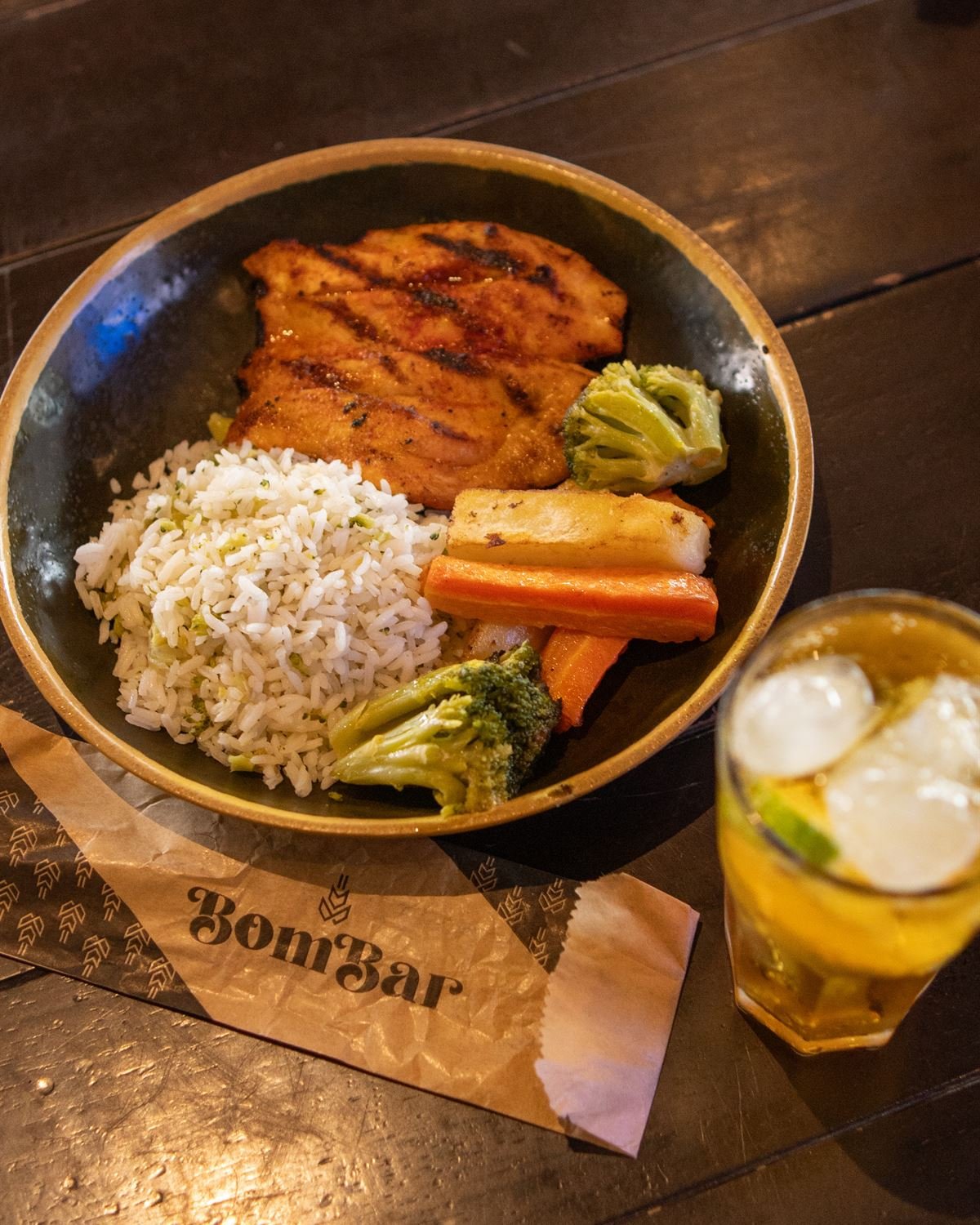 Filé de frango grelhado com arroz e legumes na tigela do BomBar